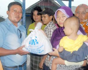 pimpinan-perusahaan-harian-pilar-menyerahkan-sembako-secara