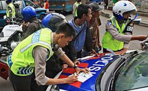 Polisi_Tilang_SIM