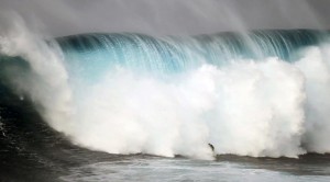 ilustrasi-gelombang-tsunami-kecil-di-tengah-laut