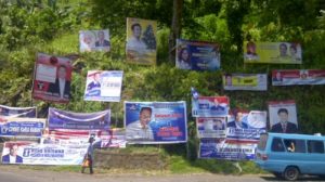 pertigaan-warembungan-bertabur-baliho-caleg