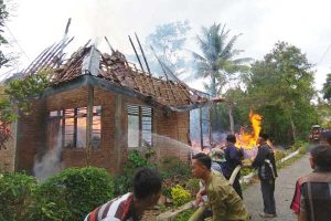 Rumah-Terbakar-di-Tanggamus