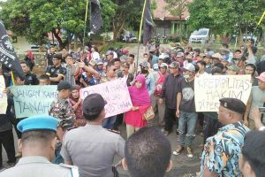 Warga-Tanggamus-Tuntut-Tanah