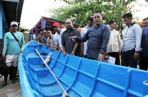 Nanang-Serahkan-bantuan-Kapal